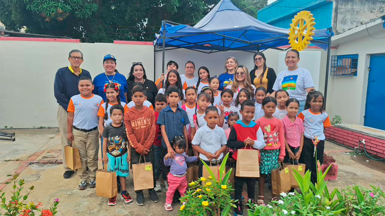 Rotary El Tigre entrega útiles escolares y calzado a niños del sector San Miguel